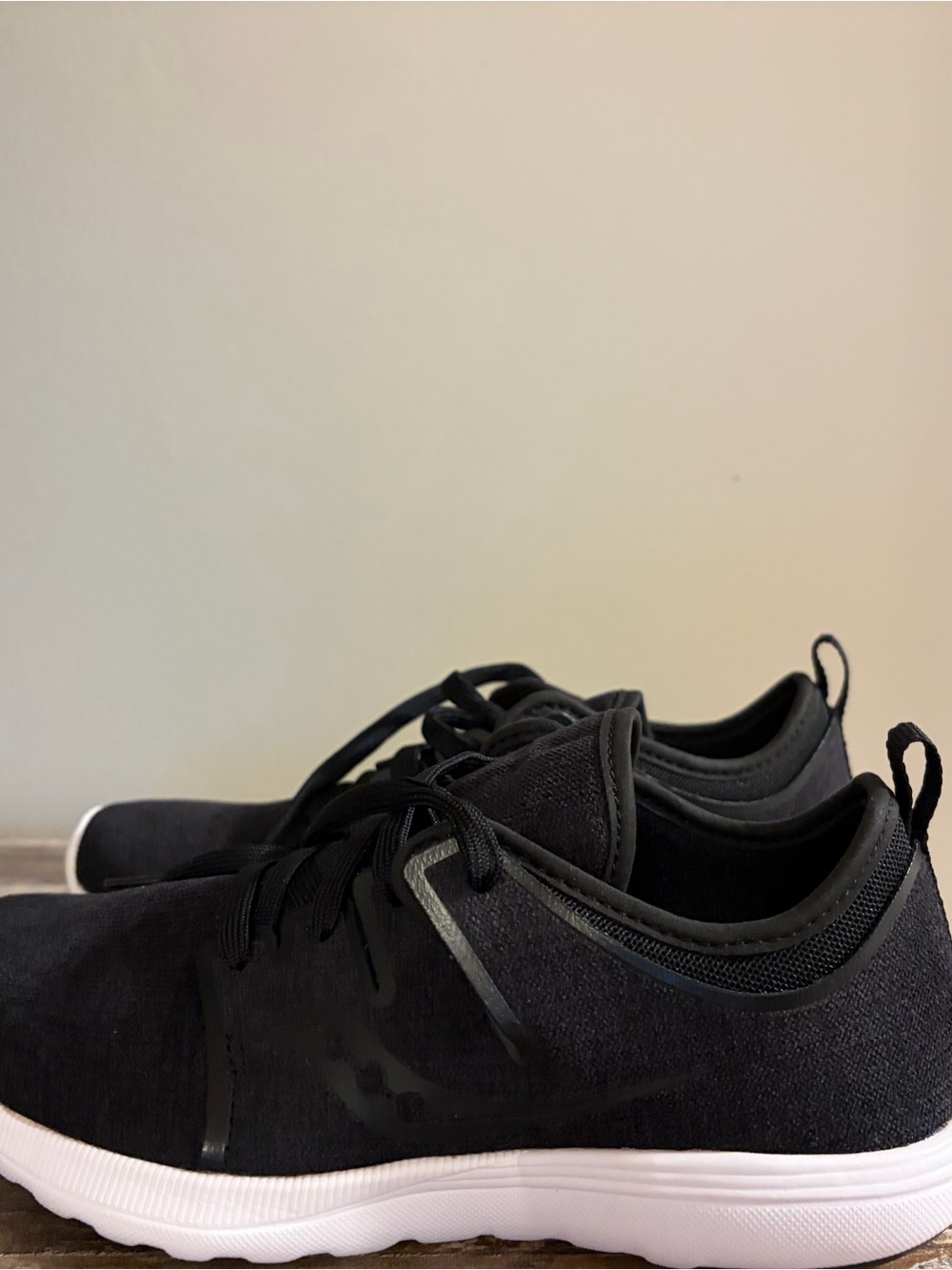 Saucony Women’s Black Lightweight Athletic Sneakers
